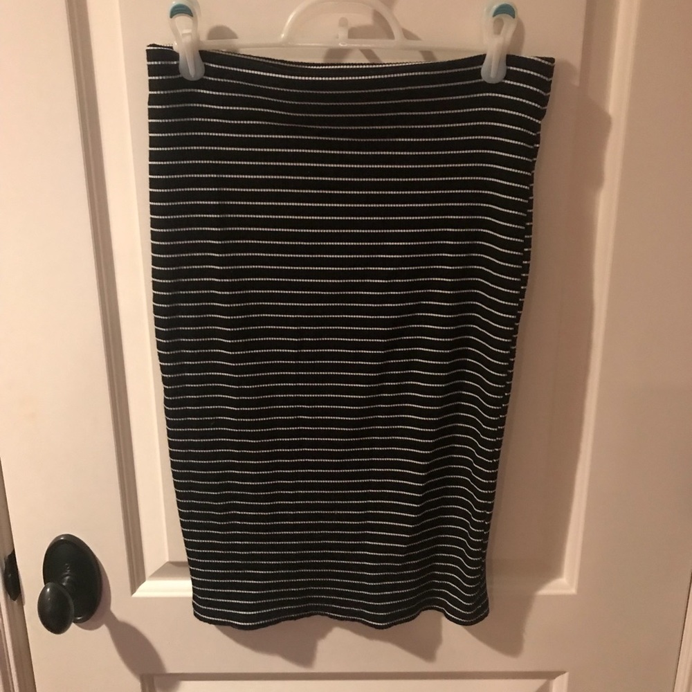 Black and white stripped pencil skirt
